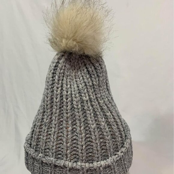 Roots Canada kids touque. Heathered gray. Ultra soft. (28cms) new condition. - Picture 5 of 6